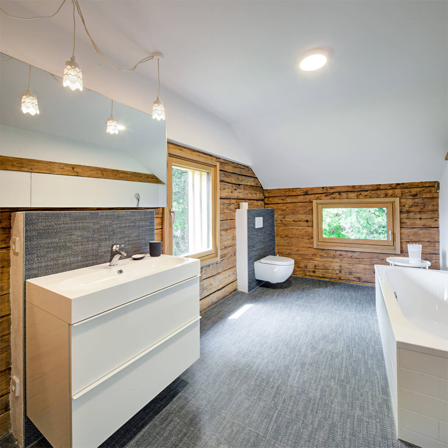 Ferienhaus Maar1 am Goldberg - großes Badezimmer mit Badewanne im aufwendig renoviertem Kornspeicher mit Blick auf die karnischen Alpen, Schlafzimmer Annelies angeschlossen