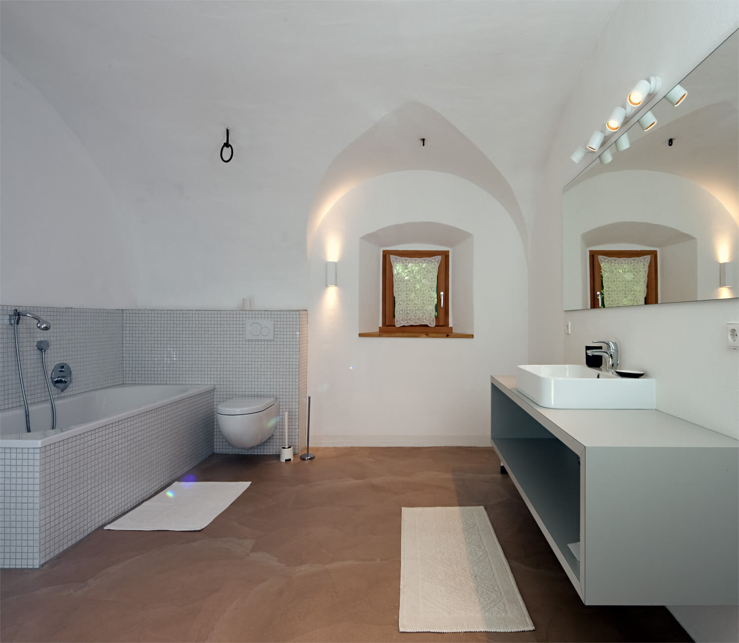 Ferienhaus Maar1 am Goldberg - großes Badezimmer mit Badewanne, Dusche im historischen Kreuzgewölbe
